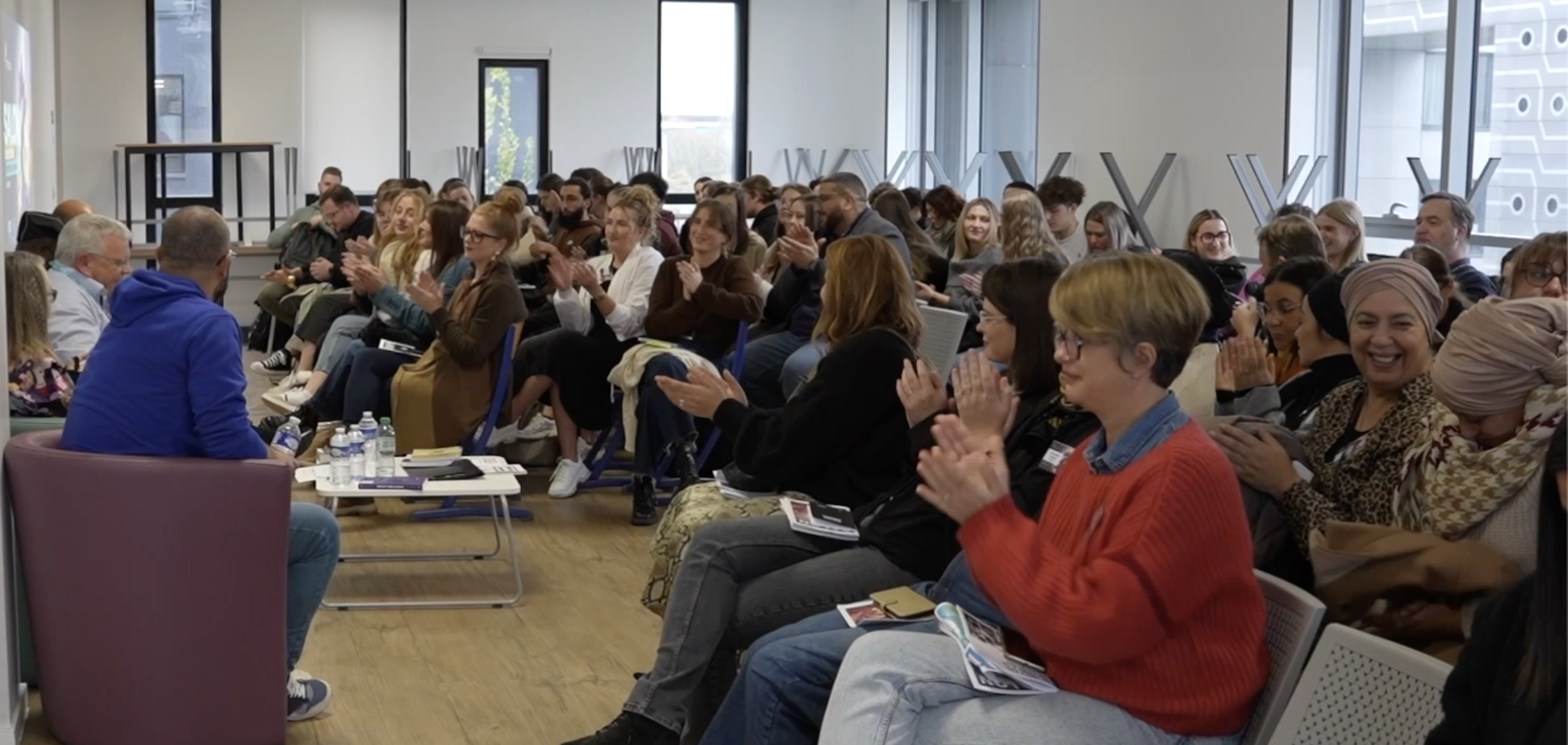Les participants au Salon des écritures singulières et plurielles applaudissent à l'issue d'une table ronde.