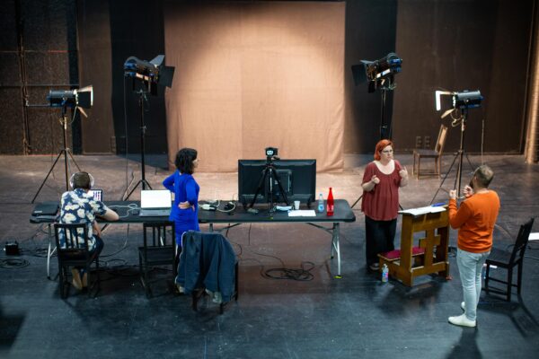 Vue en hauteur du dispositif d'un tournage d'une vidéo LSF, avec l'équipe.