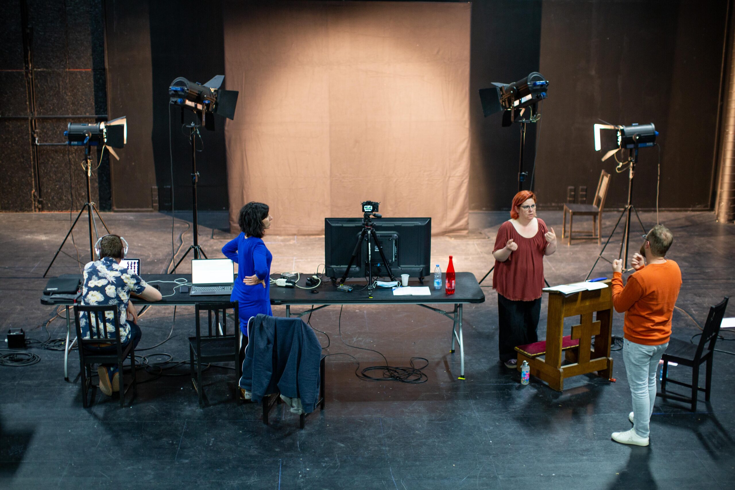 Vue en hauteur du dispositif d'un tournage d'une vidéo LSF, avec l'équipe.