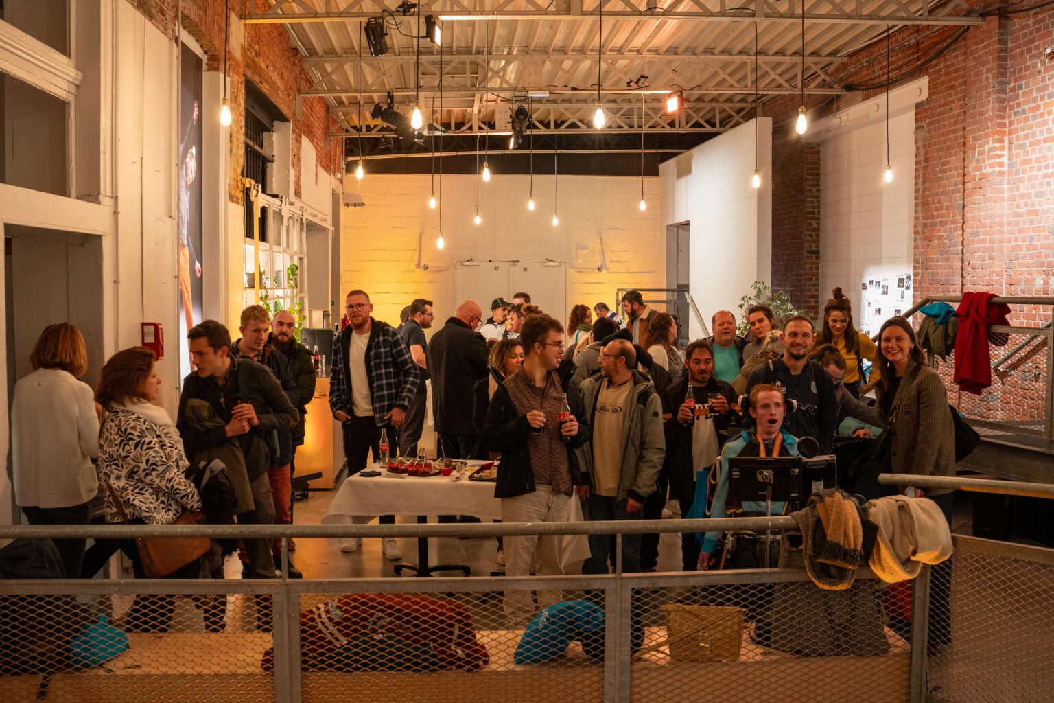 Photo de groupe dans le hall du Théâtre de l'Oiseau-Mouche. L'ambiance est festive et chaleureuse.