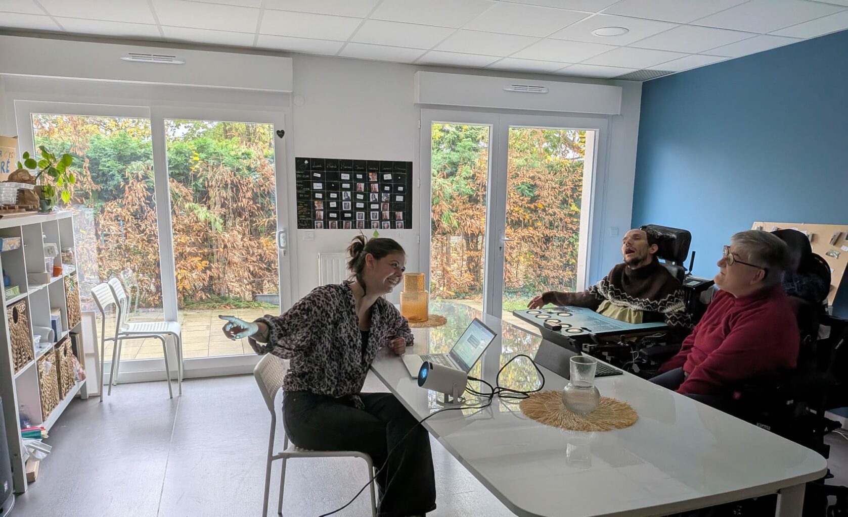 Un groupe FALC de trois professionnels au travail.