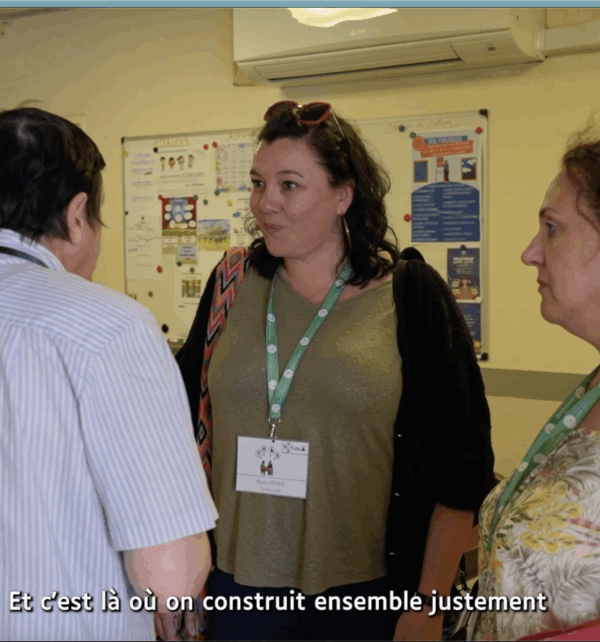 Une personne accompagnée échange avec deux professionnelles.