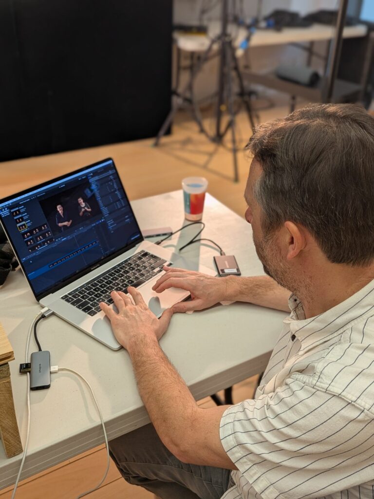 Un professionnel de dos, au travail sur son ordinateur.